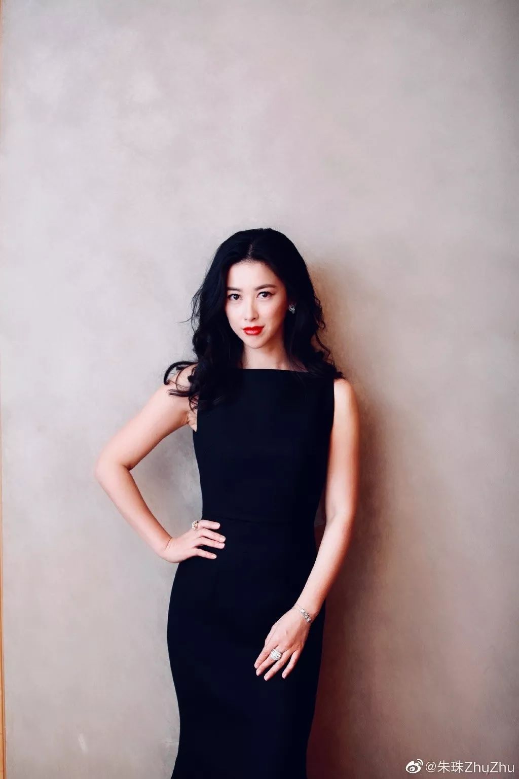 连续8年蝉联全球最美100人，35岁性感*物尤**凭美胸翻红，网友：我就是馋她身子