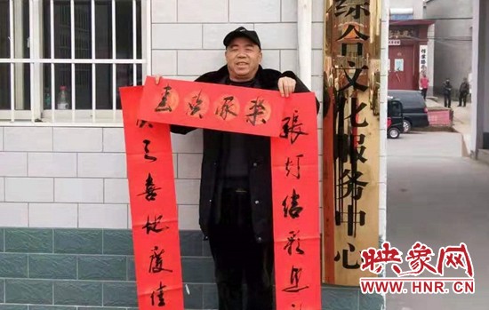 中岳庙村委送春联,城垣西路街道写春联送祝福活动