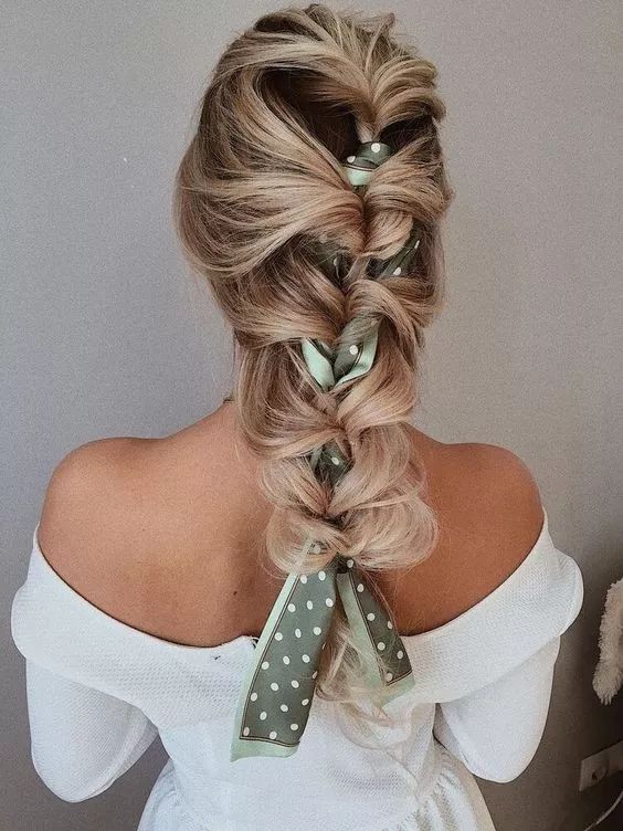 过时的丝巾绑头发,丝巾扎头发蝴蝶结造型