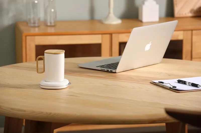 这个杯子被施了魔法！能自行搅拌解放双手，还能给手机无线充电