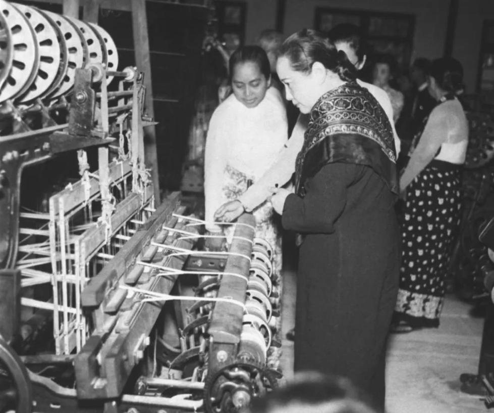 习*平近**同缅甸领导人驻足观看的这组照片太有故事