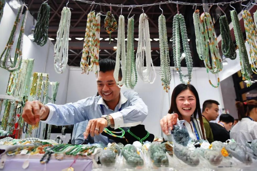 习*平近**同缅甸领导人驻足观看的这组照片太有故事