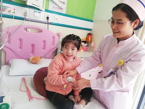 2岁女童摔伤后续,小女孩颈椎受伤恢复视频