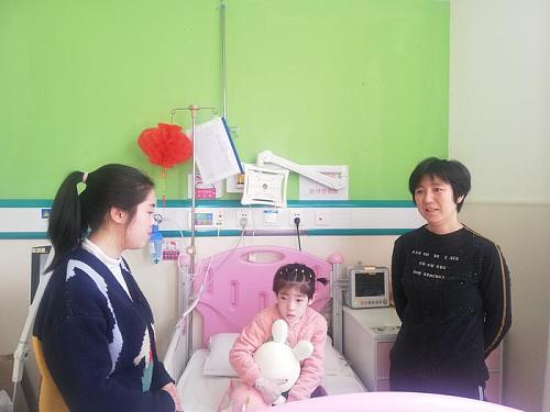 2岁女童摔伤后续,小女孩颈椎受伤恢复视频