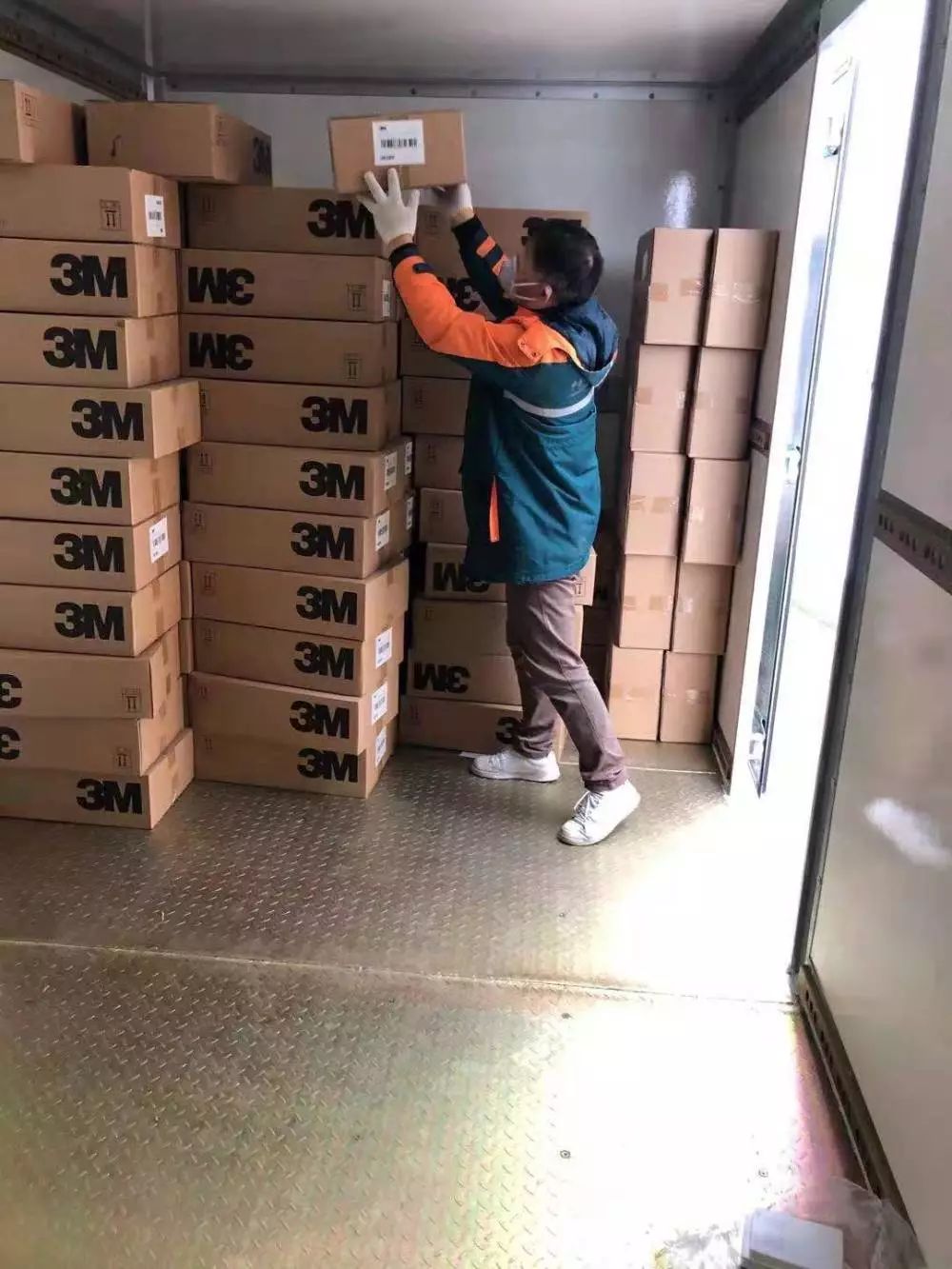 鎶楀嚮鐤儏鍦ㄨ鍔ㄧ墿璧勬崘璧犳殩浜哄績 (鐖卞績鐗╄祫鍔╁姏娴欐睙鎶楀嚮鐤儏)