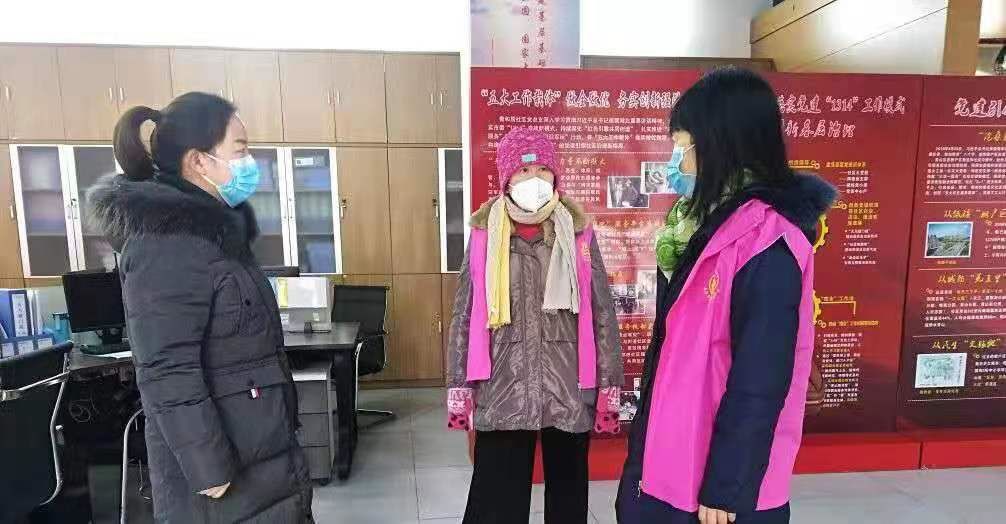 女记者抗击疫情,记者采访抗疫志愿者女孩