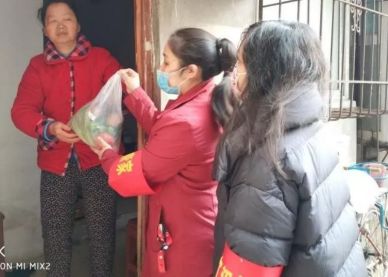 女记者抗击疫情,记者采访抗疫志愿者女孩