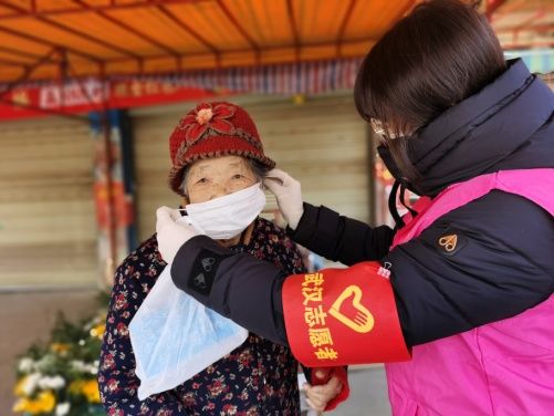 女记者抗击疫情,记者采访抗疫志愿者女孩