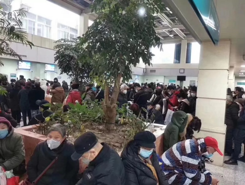 那位在电话里崩溃咆哮的医生到底经历了什么？