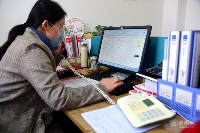 社区网格员代购口罩,疫情期间居民隔离网格员送温暖