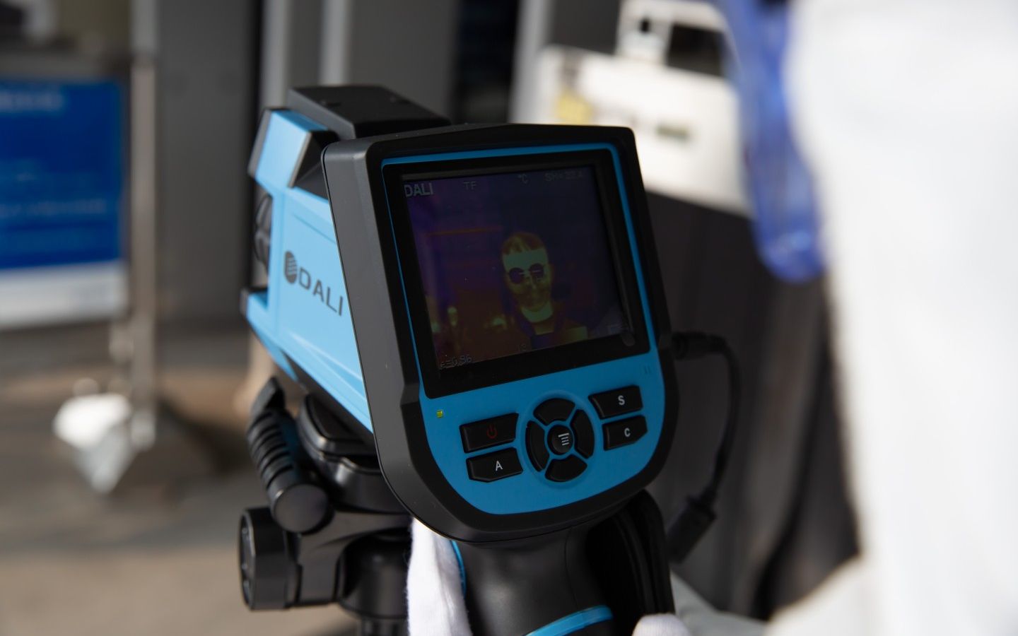 应对疫情期间返城人流高峰AI与红外结合测温系统上线