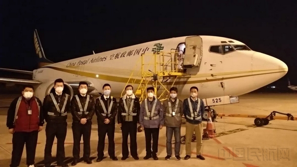 两架专机驰援武汉视频,47吨防疫物资运送上海