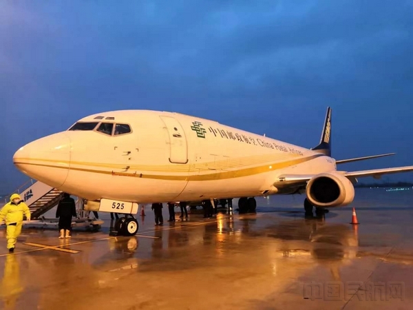 两架专机驰援武汉视频,47吨防疫物资运送上海