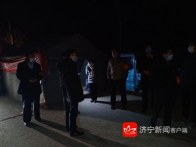 战疫我们在一起｜一件棉大衣，温暖了“守门员”的心