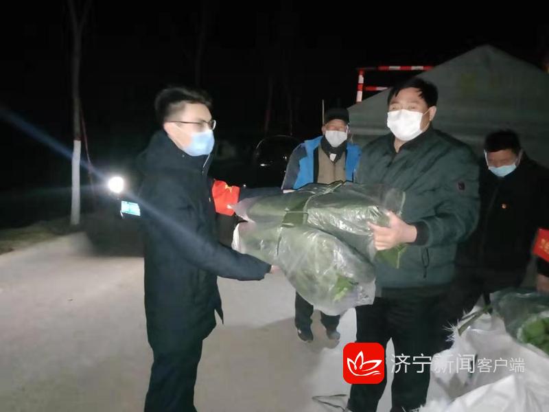 战疫我们在一起｜一件棉大衣，温暖了“守门员”的心