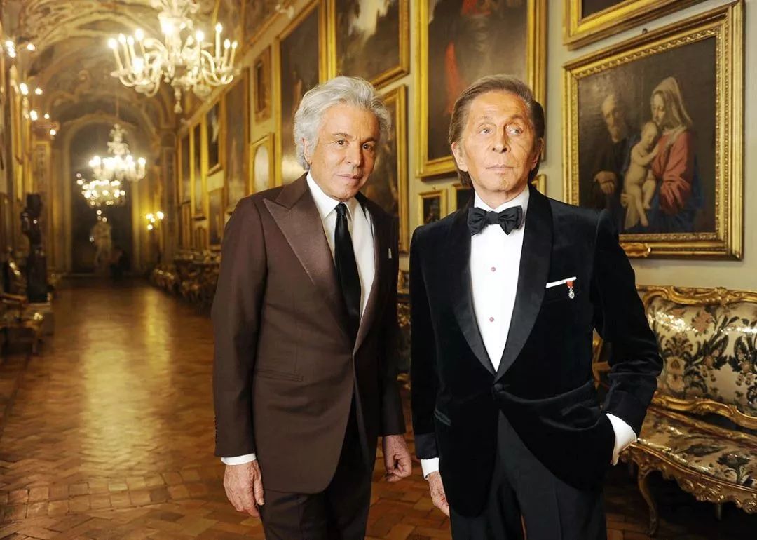 知道你们无聊，于是请来这些时装大师，陪你们一起宅在家中