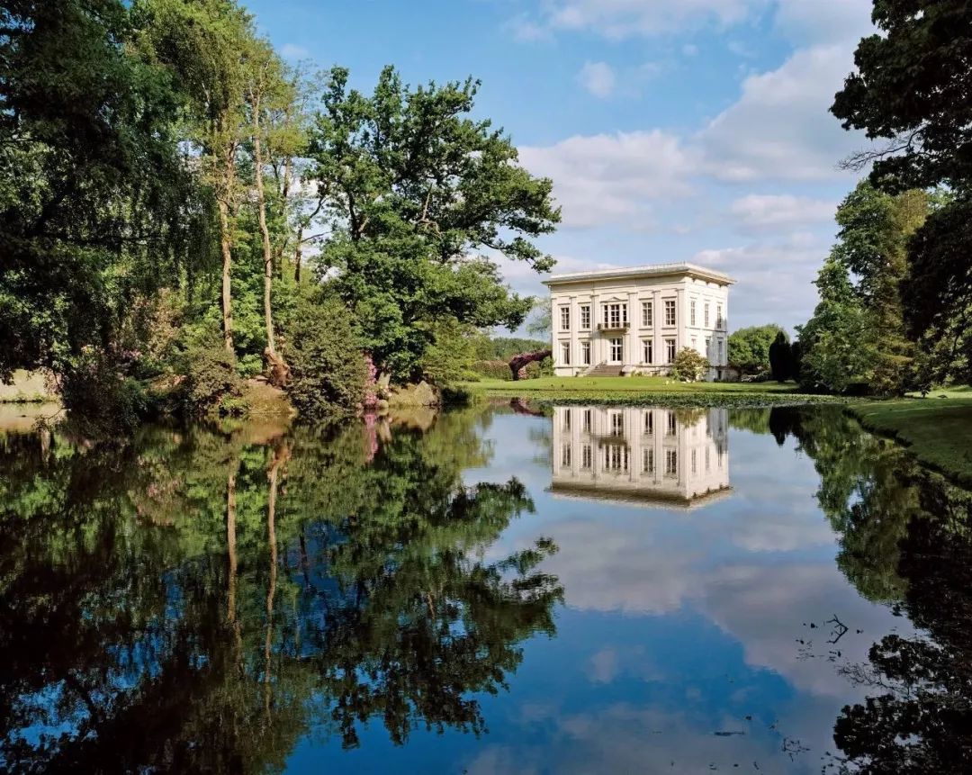 知道你们无聊，于是请来这些时装大师，陪你们一起宅在家中