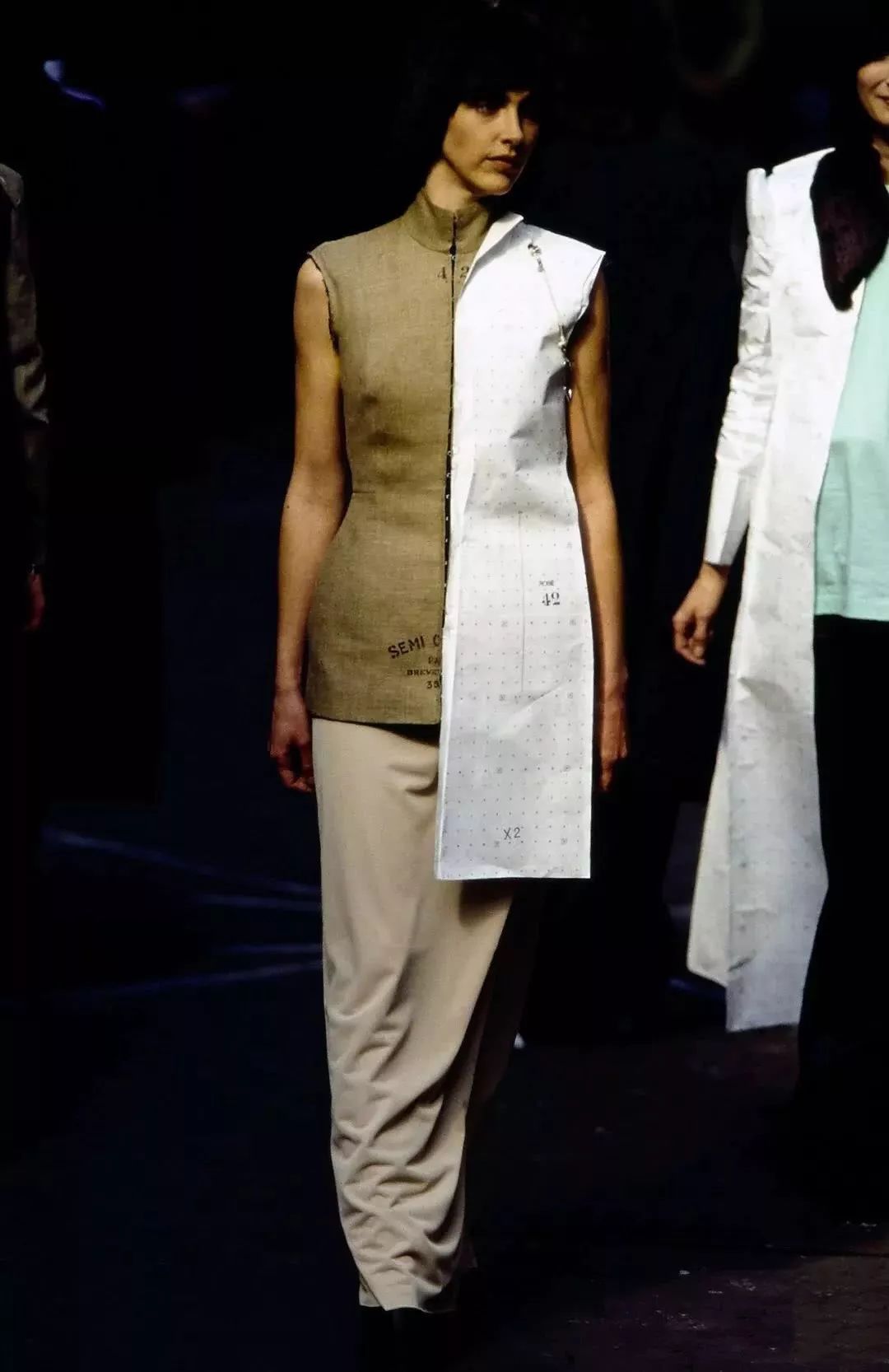 知道你们无聊，于是请来这些时装大师，陪你们一起宅在家中