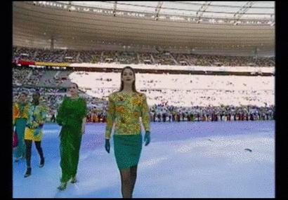 知道你们无聊，于是请来这些时装大师，陪你们一起宅在家中