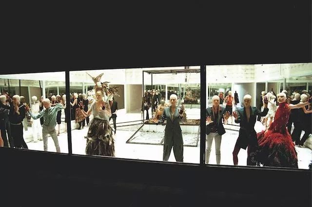 知道你们无聊，于是请来这些时装大师，陪你们一起宅在家中