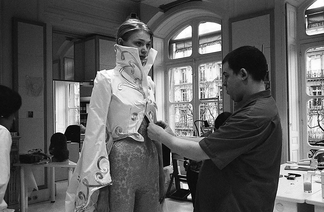 知道你们无聊，于是请来这些时装大师，陪你们一起宅在家中