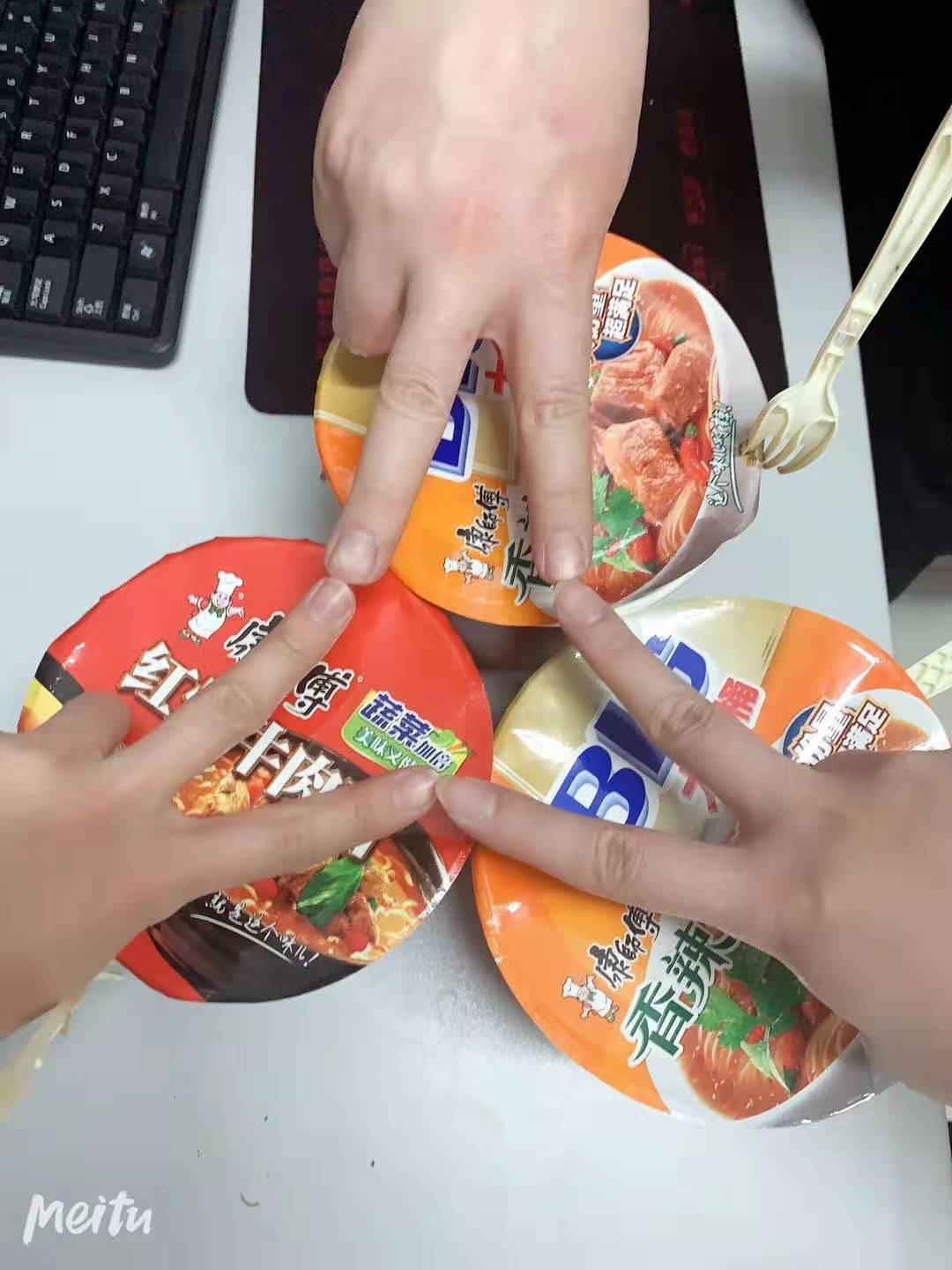三个桶泡面,抗疫必胜手势