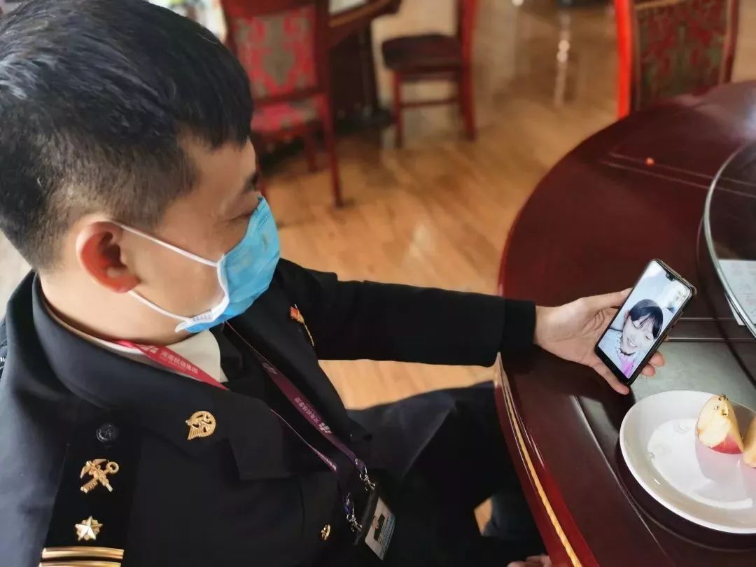 妈妈保护别人,妈妈现在的任务就是把孩子照顾好