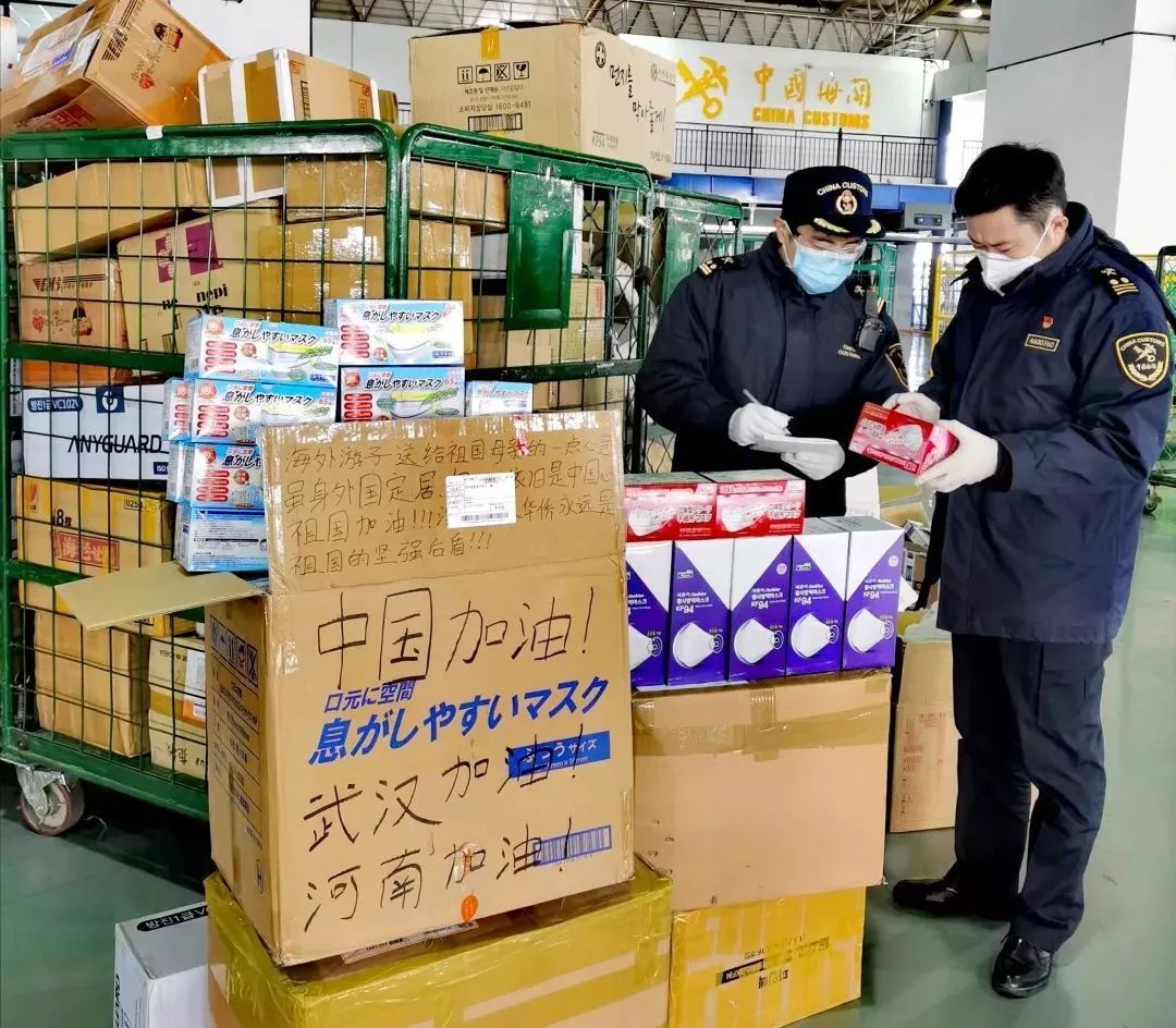 妈妈保护别人,妈妈现在的任务就是把孩子照顾好