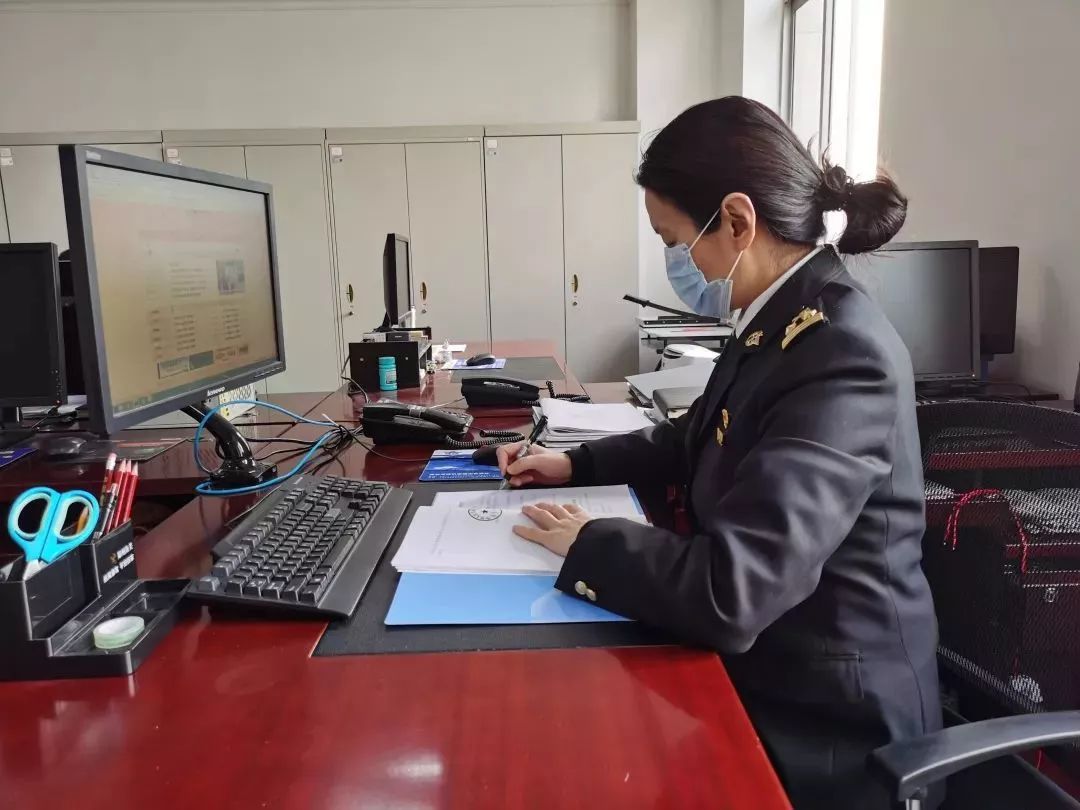 妈妈保护别人,妈妈现在的任务就是把孩子照顾好