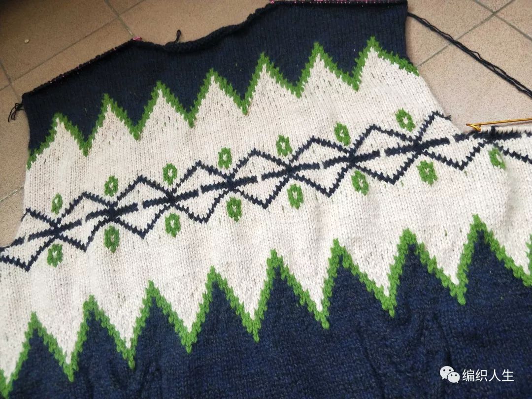 简单款儿童棒针v领开衫毛衣,v领棒针开衫外套前片