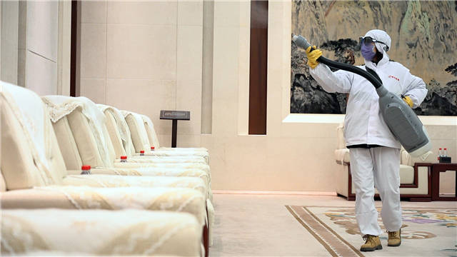 疫情期间扛着药瓶架坚持工作,青春战疫我在现场图片