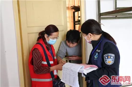 穿蓝马甲的防疫工作人员,莆田网格员疫情防控