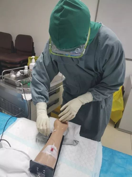 全员皆兵医护搏命重症高峰,全民防控一线医护人员