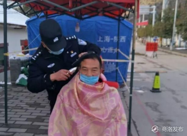民警变身边境村庄老人专属理发师,民警变身边境理发师