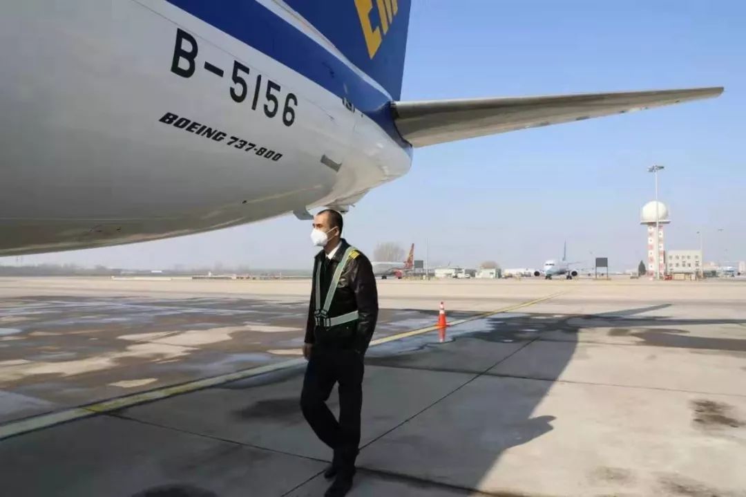 疫情期间坚守岗位邮政,坚守一线的邮政人