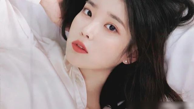 IU参加GUCCI大秀，秒登外媒头条，获赞：完美驾驭有难度的时尚