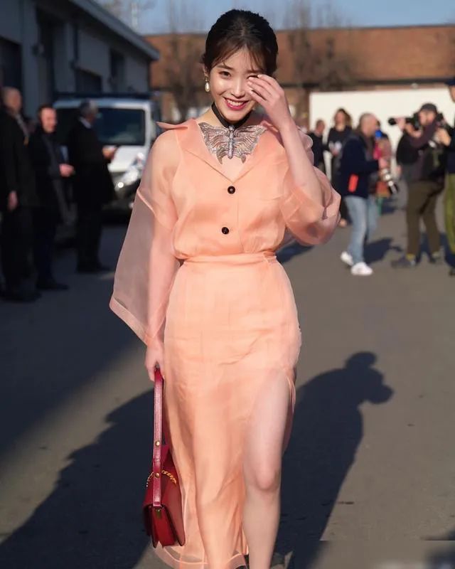 IU参加GUCCI大秀，秒登外媒头条，获赞：完美驾驭有难度的时尚