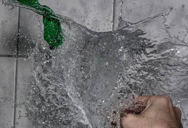 穿着衣服被开水烫伤急救,开水烫伤的急救措施