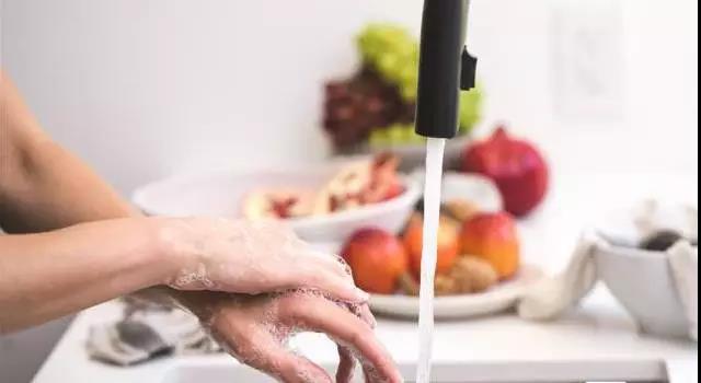 穿着衣服被开水烫伤急救,开水烫伤的急救措施