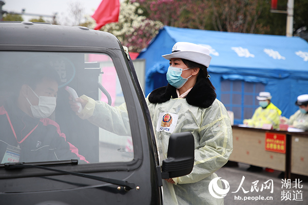 巾帼不让须眉抗议女民警火线出征 (新闻联播一线抗疫群英谱张伯礼)