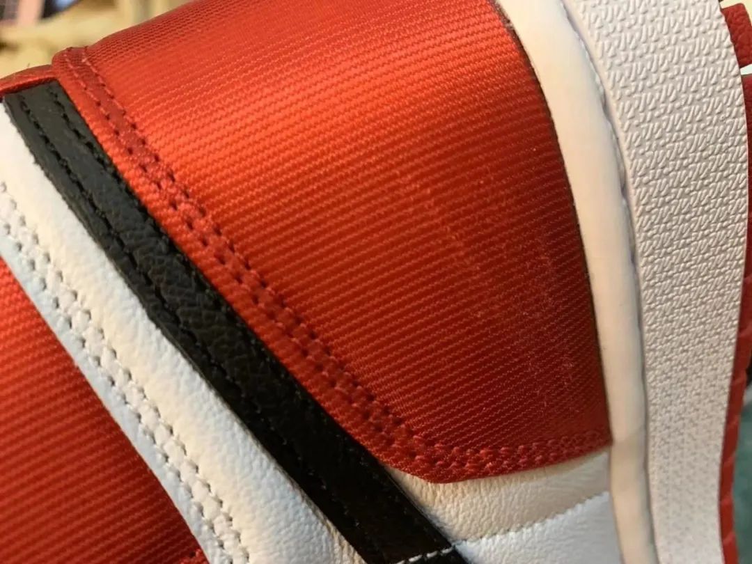 球鞋二次发售鞋盒瑕疵,卖家发来鞋盒轻微破损