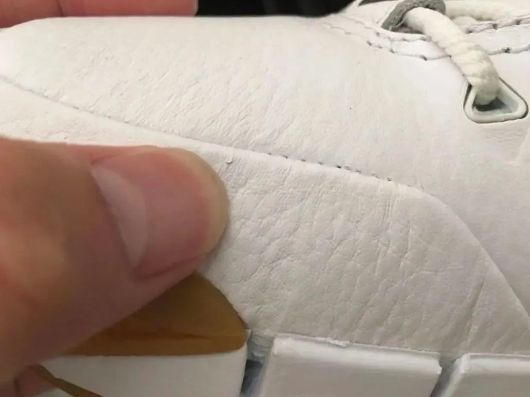 球鞋二次发售鞋盒瑕疵,卖家发来鞋盒轻微破损