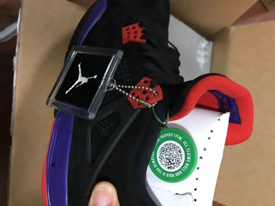 球鞋二次发售鞋盒瑕疵,卖家发来鞋盒轻微破损