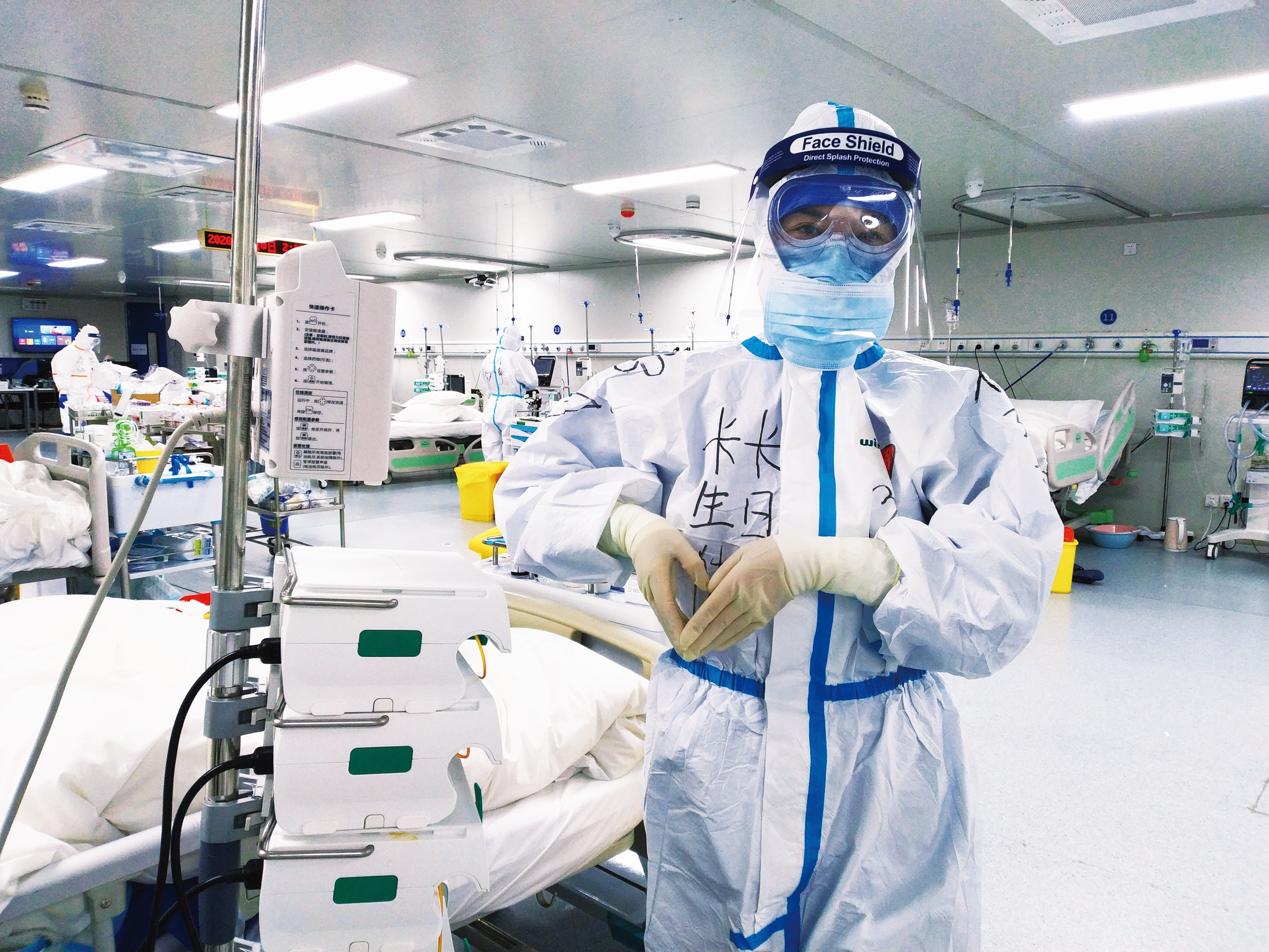 上海疫线巾帼把思念写在防护服上，用“申花加油”为儿子庆生