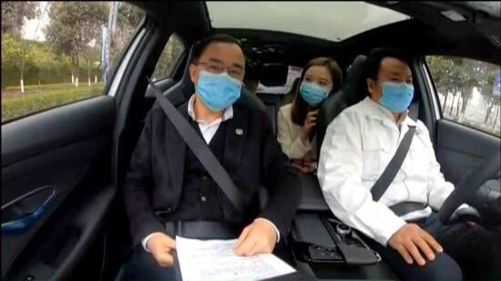 胆儿肥，国企老总驾车上路大撒把，得知真相后朋友圈炸了……