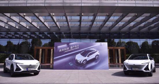 胆儿肥，国企老总驾车上路大撒把，得知真相后朋友圈炸了……