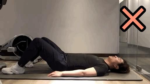 在家健身错误动作,在家健身关注安全搞笑