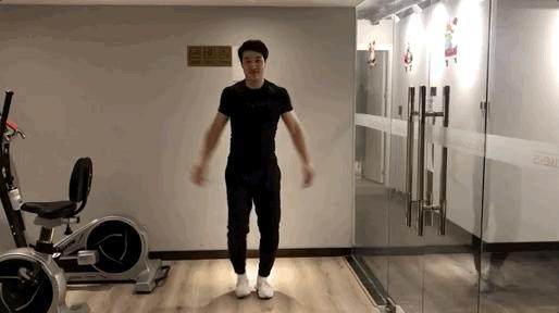 在家健身错误动作,在家健身关注安全搞笑