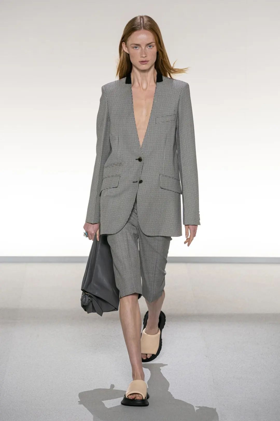 恢复通勤后，报复性连穿一个月西装