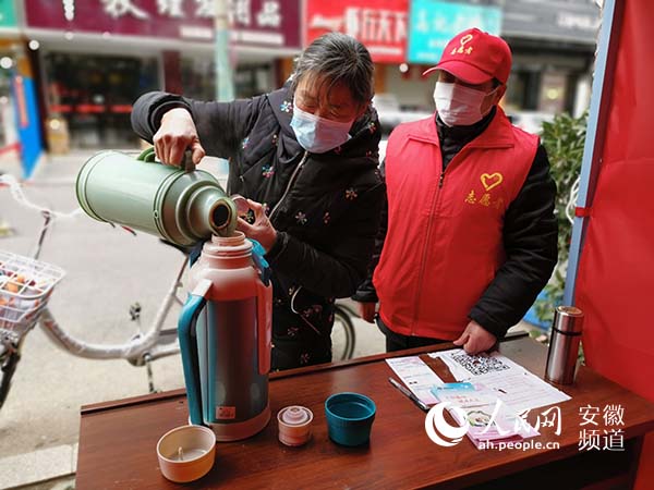 顶风冒雪战严寒全力以赴保平安,顶风冒雪抗严寒坚守岗位保平安